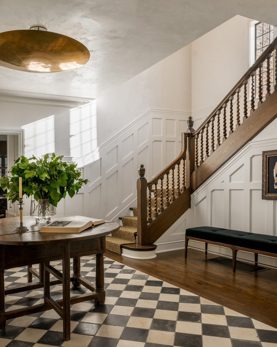 Michael-del-Piero-Interior-Design-Glencoe-Modern-Foyer-Staircase